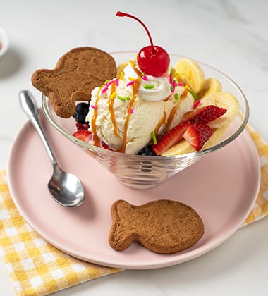 SMILEY CINNAMON-BANANA SPLIT MADE WITH GOLDFISH® GIANT GRAHAMS CINNAMON BAKED WITH WHOLE GRAIN