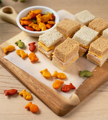 checkerboard turkey sandwich with goldfish® colors baked with whole grain