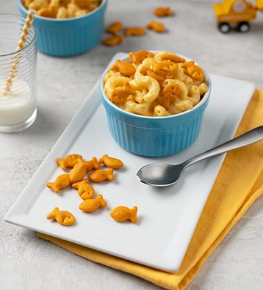 CHEESY MAC TOPPED WITH GOLDFISH® CHEDDAR CRACKERS