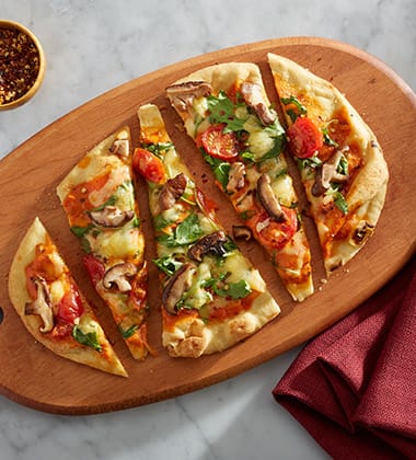 smoked gouda & mushroom flatbread made with campbell’s® roasted red pepper and smoked gouda bisque