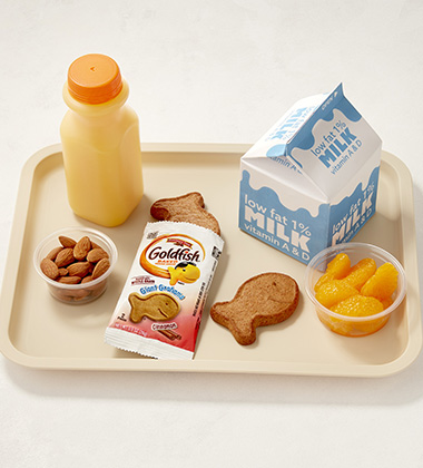 GOLDFISH® GIANT GRAHAMS BAKED WITH WHOLE GRAIN CINNAMON BREAKFAST COMBO