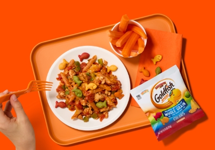 MEXICAN-INSPIRED PASTA CASSEROLE WITH GOLDFISH® COLORS CHEDDAR CRACKERS featured image