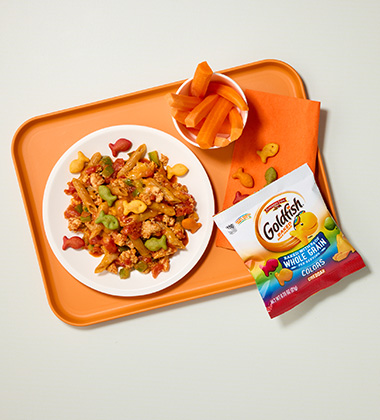 MEXICAN-INSPIRED PASTA CASSEROLE WITH GOLDFISH® COLORS CHEDDAR CRACKERS