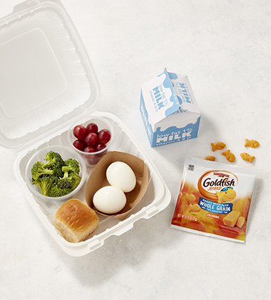 EGG-CELENT LUNCH BISTRO BOX WITH GOLDFISH MADE WITH WHOLE GRAIN CHEDDAR